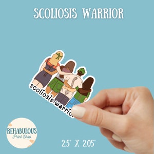 Peut inclure: Un autocollant représentant un groupe de quatre personnes debout ensemble, avec le texte "scoliosis warrior" écrit en bas. L'autocollant mesure 2,5 pouces par 2,05 pouces.