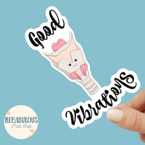 Peut inclure: Un autocollant blanc avec une illustration de dessin animé d'un larynx avec une langue rose et le texte "Good Vibrations".