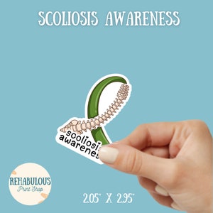 Peut inclure: Ruban de sensibilisation vert avec une illustration de la colonne vertébrale et le texte "scoliosis awareness" sur un fond bleu clair. Le ruban mesure 2,05 pouces par 2,95 pouces.