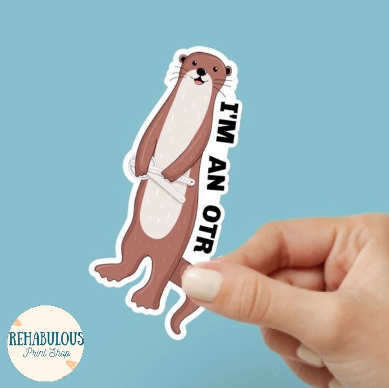 Peut inclure: Une loutre de dessin anim&eacute; brune et blanche tenant une corde avec le texte "I'm an OTR" &eacute;crit verticalement sur le c&ocirc;t&eacute; droit de la loutre.