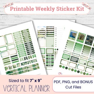 Op de afbeelding: Printbare wekelijkse stickerset met een groen klavertjevier-thema. De stickers bevatten een verscheidenheid aan ontwerpen, zoals takenlijsten, dagelijkse taken en motiverende citaten. De stickers zijn geschikt voor een verticale planner van 17,8 cm bij 22,9 cm.