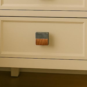 Handgefertigter quadratischer Schubladenknauf aus Messing und Marmor - Moderner Schrankknauf