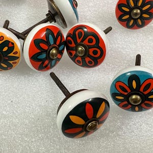 Pomos florales de cerámica pintados a mano - Herrajes bohemios coloridos para muebles (juego de 6 piezas)