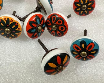 Handbemalte Blumenknäufe aus Keramik - bunte Boho Möbelbeschläge (6-er Set)