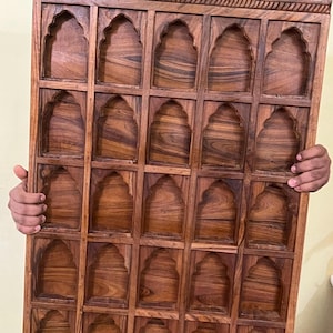 Ręcznie rzeźbiona drewniana półka ścienna Jharokha z 25 małymi wnękami | Rama ekspozycyjna z wykończeniem z drewna tekowego na miniaturowe figurki i dekoracje | Projekt łuku Rajasthani