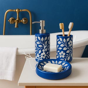 Ensemble de salle de bain en céramique florale bleue et blanche 3 pièces – distributeur de savon, porte-brosse à dents, porte-savon | Décoration artisanale pour meuble-lavabo