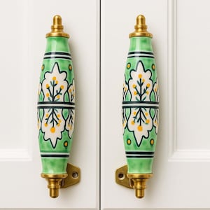 Handmålade gröna keramiska lådhandtag – mässingsbeslag, blommönster – set om 2