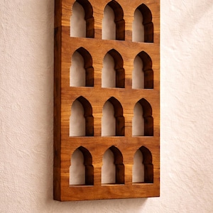Handsnidad väggnisch i teak | (30 x 45 cm)