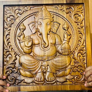 Ganesha-väggkonst i mörkt trä | 3D-snidad Ganesh-panel | Hinduisk Pooja-rumsdekor | Andlig väggbonad | Inflyttningspresent | Indisk konst