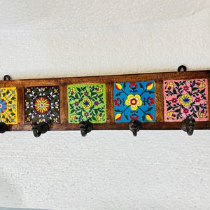 Massives, handgefertigtes Wandhakenregal aus Holz, Haken aus massivem Metall (nicht aus Kunststoff)