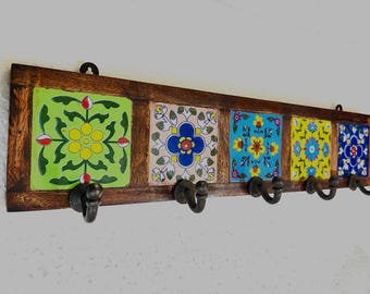 Schlüsselhalter aus Holz mit Keramikflieseneinlage – Haken zur Organisation des Eingangsbereichs