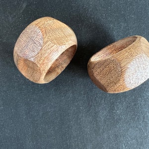 Handgefertigtes 6er-Set Serviettenringe aus Holz - rustikales geometrisches Design für Bauernhaus- und moderne Tischdekoration