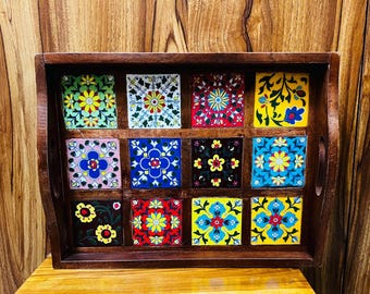 Handgefertigtes Tablett aus Holz mit Boho Floral Keramikfliesen