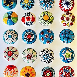 Surtido de 25 pomos de cerámica para armarios, cajones, armarios, cómodas, puertas, tornillos y tuercas incluidos.