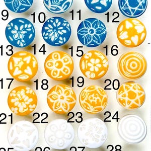 Conjunto de 25 puxadores de cerâmica coloridos pintados à mão com motivos florais para armários e gavetas de cômoda.