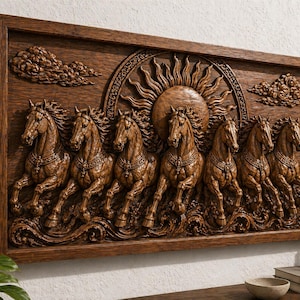 Massiv teak Seven Horses Art, Ashwa Surya reliefpanel, naturvit, mörkvit eller mattvit
