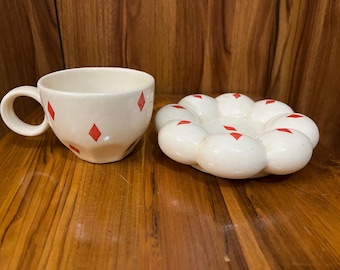 Juego de taza y platillo de cerámica hechos a mano: taza de café con diseño de corazón rojo