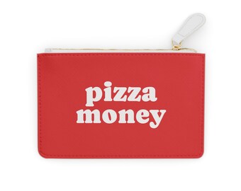 Puede incluir: Una cartera rectangular roja con las palabras "pizza money" en blanco y negrita. La cartera tiene una cremallera dorada y una lengüeta blanca. Es un pequeño accesorio.