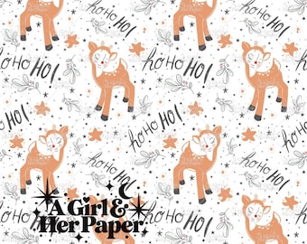 Peut inclure: Un motif répétitif représentant des cerfs orange au nez rouge, de petites étoiles orange et des brindilles grises sur fond blanc. Le texte HO HO HO est dispersé en écriture noire. Un logo noir indique A Girl & Her Paper.