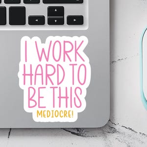Je travaille dur pour être ce sticker adulte médiocre, drôle et sarcastique, sticker journal drôle de bouteille d'eau pour ordinateur portable, cadeau bestie de travail