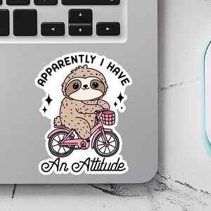 Sticker Apparemment, j'ai une attitude, Sticker paresseux drôle, humour impertinent, cadeau pour la santé mentale, Sticker bouteille d'eau pour journal d'ordinateur portable