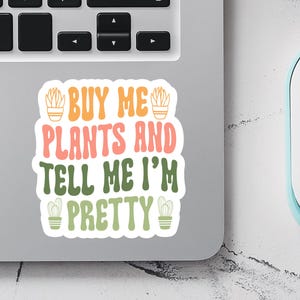 Sticker plante drôle, ère des plantes, achetez-moi des plantes et dites-moi que je suis jolie, cadeau pour les amoureux des plantes, maman plante, parent de plante, Sticker bouteille d'eau pour plante