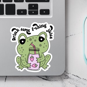Sticker grenouille drôle, buvez du jus de fruit, cadeau pour un ami, autocollant en vinyle mignon pour ordinateur portable, bouteille d'eau ou journal, conception impertinente de grenouille
