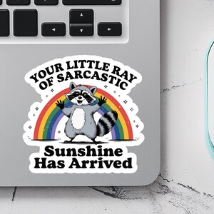 Sticker raton laveur drôle, Votre petit rayon de soleil sarcastique est arrivé, Sticker raton laveur impertinent, Sticker ordinateur portable et bouteille d'eau