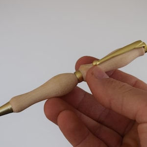 Kugelschreiber aus hellem Ahornholz – handgefertigt – mit Goldmechanismus – elegante Geschenkidee