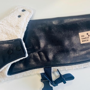 Chaqueta impermeable azul marino para perro, hecha a medida en Adelaida, Australia.