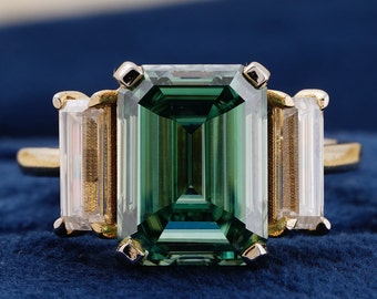 Vintage Emerald Cut Ring: Green Baguette, 18K Yellow Gold, Art Deco