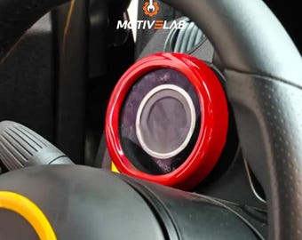 Può includere: Primo piano del volante di un'auto con un indicatore rosso. L'indicatore ha un anello argentato e un centro scuro. La parola "turbo" è visibile sull'indicatore. Il logo "MOTIVELAB" si trova nell'angolo in alto a destra.