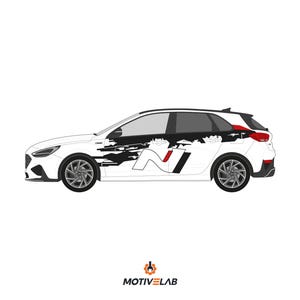 Op de afbeelding: Witte auto met zwarte en rode accenten, met een groot "N"-logo aan de zijkant. De auto heeft zwarte wielen en een zwart grafisch ontwerp langs de zijkant. De afbeelding bevat het "MOTIVELAB"-logo onderaan.