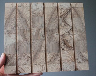 Può includere: Un primo piano di un pannello di legno marrone chiaro con un motivo di venatura unico. Il pannello è composto da diversi pezzi di legno più piccoli che sono stati uniti per creare un pezzo più grande e stabile.