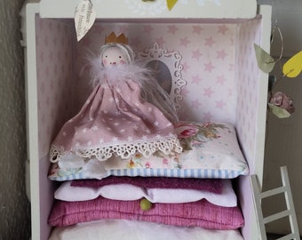 Prinzessin auf der Erbse, Setzkasten, Kinderzimmerdeko, Biegepuppe, Miniaturen, Puppenstube, Märchen, Puppenstube, Puppenbett,Puppenschrank