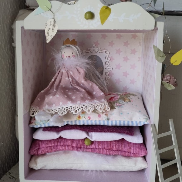 Prinzessin auf der Erbse, Setzkasten, Kinderzimmerdeko, Biegepuppe, Miniaturen, Puppenstube, Märchen, Puppenstube, Puppenbett,Puppenschrank