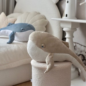 Wal Spielzeug Geschenk für Neugeborene, Stillkissen, handgemachtes Stofftier, Riesenplüsch Buckel, Kinder Geschenkidee mit Personalisierung