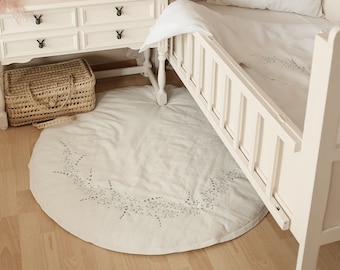 Round linen baby playmat with embroidered gypsophila and lavender, Baby&#39;s Breath, Unique newborn babyshower present, Tummy time mat