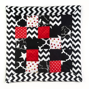 Schwarz-weißes Geschenk für neues Baby, Patchwork-Decke, monochrome Aktivitätsmatte, Spielzeug für die Bauchzeit, Spielmatte für sensorische Entwicklung, Montessori-Teppich