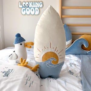 Cuscino personalizzato a forma di tavola da surf, decorazione da surf, cameretta per piccoli surfisti, tavola con onda e sole, casetta estiva, decorazioni da spiaggia, regalo per bambini