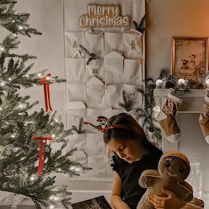 Calendario de adviento de algodón para niños con tareas grabadas en casas de madera, gran calendario de adviento de lona con bolsillos grandes, decoración navideña para niños