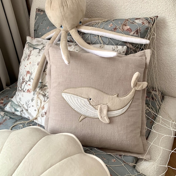 Oreiller pour chambre d'enfant baleine, oreiller en lin représentant un animal sous-marin, coussin nature, décoration de chambre d'enfant, chambre de bébé, cadeau d'anniversaire, fête des enfants