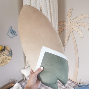 Coussin en forme de planche de surf, décoration surf, chambre de petit surfeur, maison de bord de mer, maison d'été, vacances à l'océan, décoration de plage, cadeau pour enfant