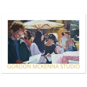 以下が含まれることがあります： 屋外市場にいる人々のグループを描いた印象派の絵画。さまざまな服装の人物、パラソル、テーブルが描かれています。テキスト「GORDON MCKENNA STUDIO」が下にあります。