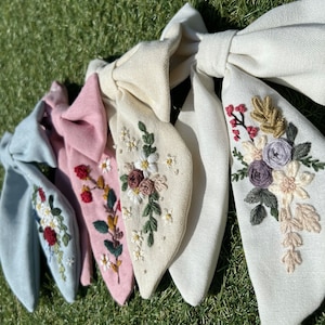 Flowery hand embroidered hair personalized bow Custom name for girls kids hair elastics bow clips gift hair Hand embroidered floral