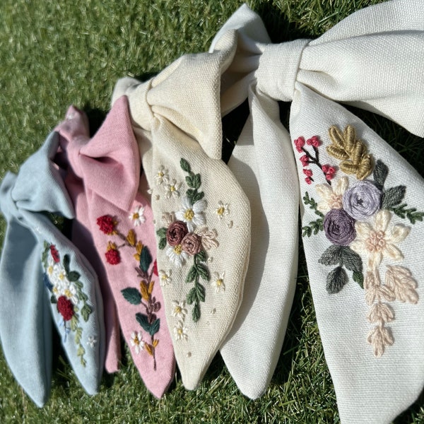 Flowery hand embroidered hair personalized bow Custom name for girls kids hair elastics bow clips gift hair Hand embroidered floral