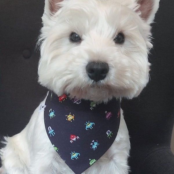 Bandana pour animal de compagnie amusant fait main sur le col et noeud papillon avec fermeture velcro chien gamer rétro envahisseur des années 80 RobbieGetsCrafty