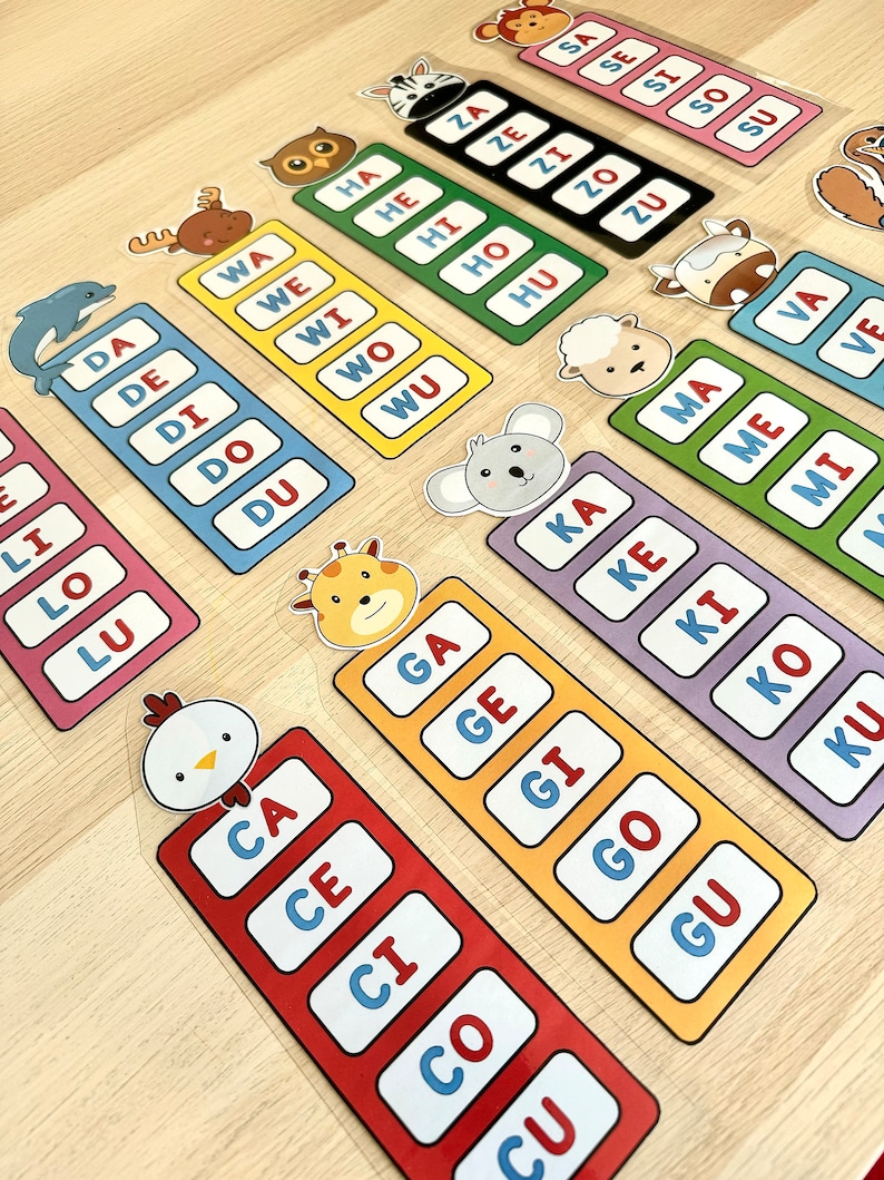 Puede incluir: Cartas de alfabeto coloridas con ilustraciones de animales. Cada carta presenta una letra diferente del alfabeto y una palabra correspondiente, como "DA", "WA", "HA", "ZA", "DE", "SA", "WE", "HE", "ZE", "SE", "LI", "DI", "WI", "HI", "LO", "DO", "OM", "OH", "IZ", "20", "LU", "DU", "WU", "HU", "ZU", "OS", "IS", "CA", "GA", "KA", "MA", "VA", "CE", "GE", "KE", "ME", "VE", "CI", "GI", "KI", "MI", "CO", "GO", "KO", "GU", "KU", "CU", "SU".