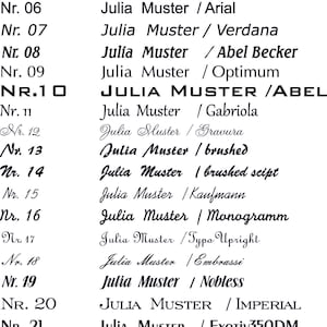 K&ouml;nnte beinhalten: Eine Liste verschiedener Schriftstile mit dem Namen "Julia Muster", der in jedem Stil geschrieben ist. Die Schriftnamen sind neben dem Namen aufgef&uuml;hrt, z. B. "Fiolex Artist", "Avant Gard", "Princess", "Old Text", "Times", "Arial", "Verdana", "Abel Becker", "Optimum", "Gabriola", "Gravura", "brushed", "brushed script", "Kaufmann", "Monogramm", "Typo Upright", "Embrassi", "Nobless", "Imperial", "Exotiv350DM", "Fiolex Finliner", "US Roman", "MV Boli" und "Wedding".