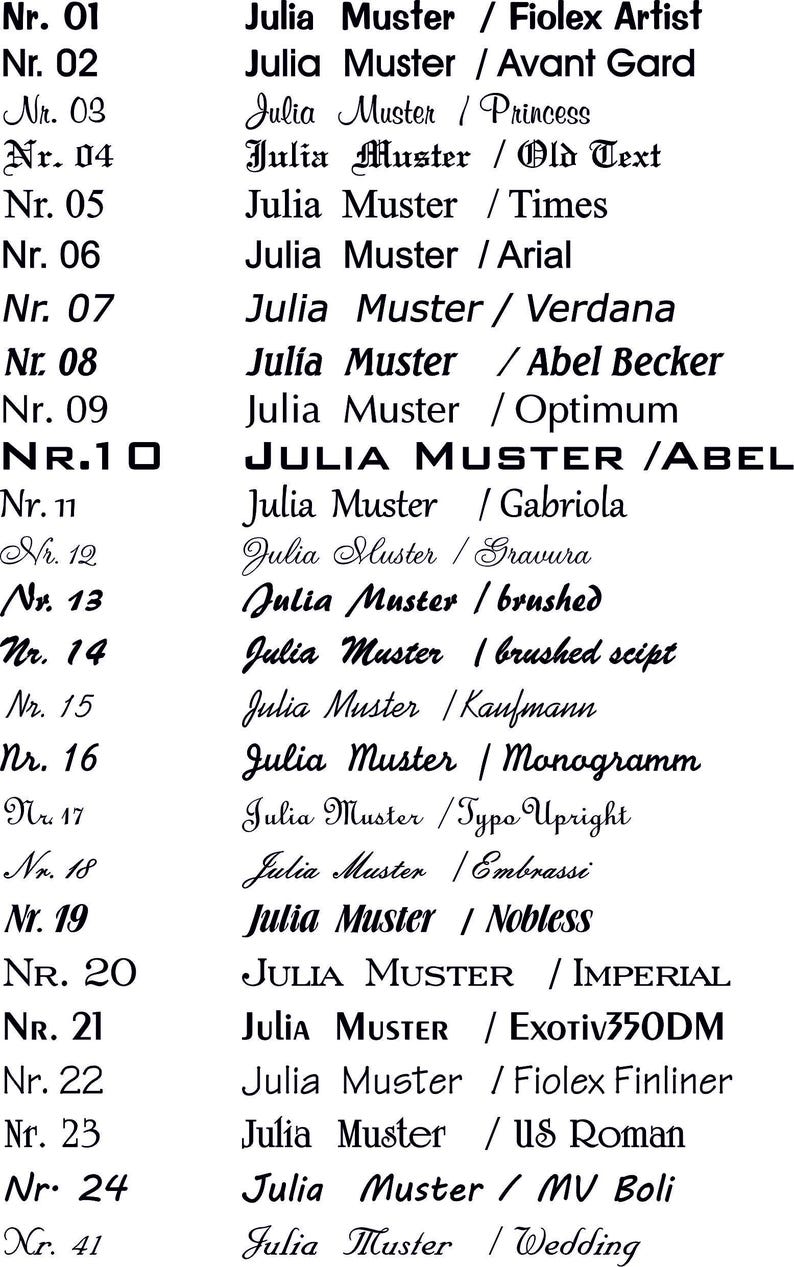 K&ouml;nnte beinhalten: Eine Liste verschiedener Schriftstile mit dem Namen "Julia Muster", der in jedem Stil geschrieben ist. Die Schriftnamen sind neben dem Namen aufgef&uuml;hrt, z. B. "Fiolex Artist", "Avant Gard", "Princess", "Old Text", "Times", "Arial", "Verdana", "Abel Becker", "Optimum", "Gabriola", "Gravura", "brushed", "brushed script", "Kaufmann", "Monogramm", "Typo Upright", "Embrassi", "Nobless", "Imperial", "Exotiv350DM", "Fiolex Finliner", "US Roman", "MV Boli" und "Wedding".